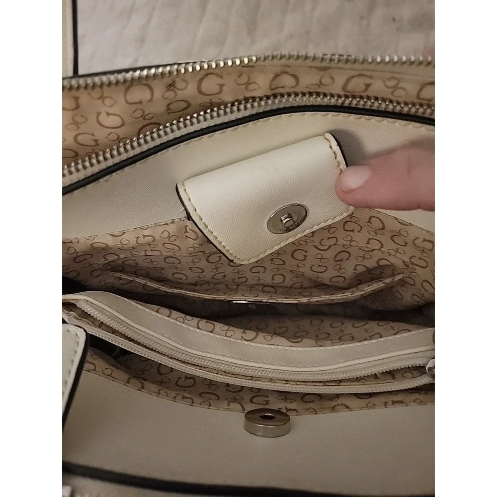 Vintage‎ Y2K Hobo Guess Los Angeles Purse Shoulder White Embossed Faux Leather